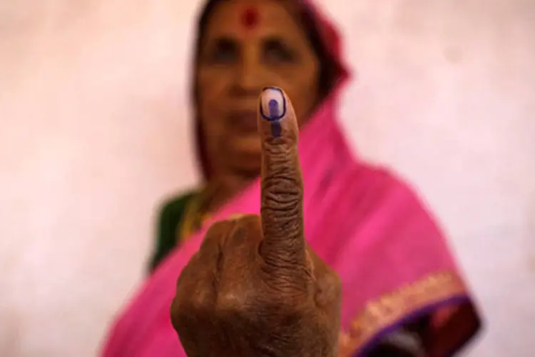 
	Mulher mostra dedo marcado com tinta ap&oacute;s votar em uma vila na &Iacute;ndia: as vota&ccedil;&otilde;es foram conclu&iacute;das em 111 dos 543 distritos eleitorais
 (REUTERS/Danish Siddiqui)