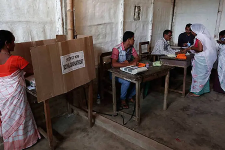 
	Mulher vota durante elei&ccedil;&otilde;es na &Iacute;ndia: os jovens est&atilde;o em busca de mudan&ccedil;as
 (REUTERS/Adnan Abidi)