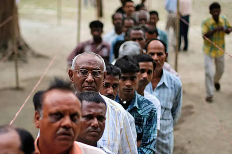 Pessoas fazem fila para votar durante eleições na Índia: aproximadamente 4,4 milhões de eleitores devem comparecer às urnas nestes quatro estados  (REUTERS/Adnan Abidi)