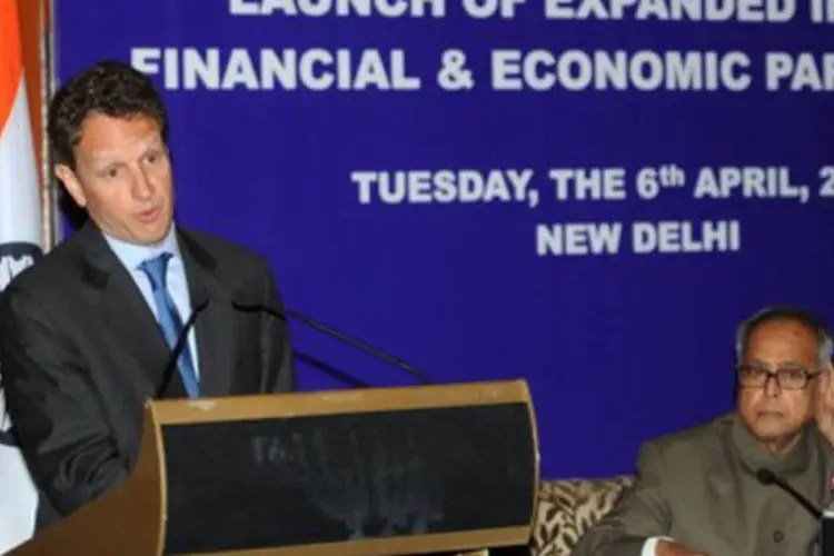 Timothy Geithner (E) e Pranab Mukherjee em Nova Délhi: parceria inédita entre EUA e Índia (.)