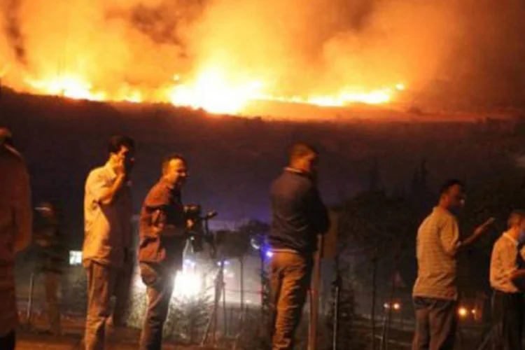 
	Inc&ecirc;ndio em dep&oacute;sito de armas na Turquia: a explos&atilde;o causou um grande inc&ecirc;ndio que foi muito dif&iacute;cil de controlar
 (Iha/AFP)