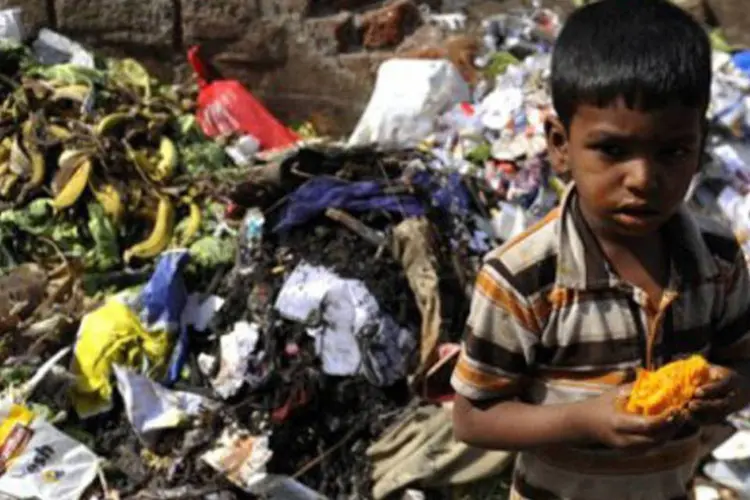 Criança passa fome na Índia: são pelo menos 925 milhões de famintos em todo o mundo (Arquivo/AFP)