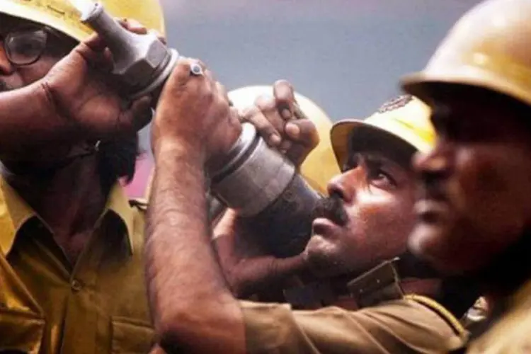 
	Bombeiros indianos tentam controlar chamas em edif&iacute;cio: h&aacute; risco de novas explos&otilde;es
 (Deshakalyan Chowdhury/AFP)