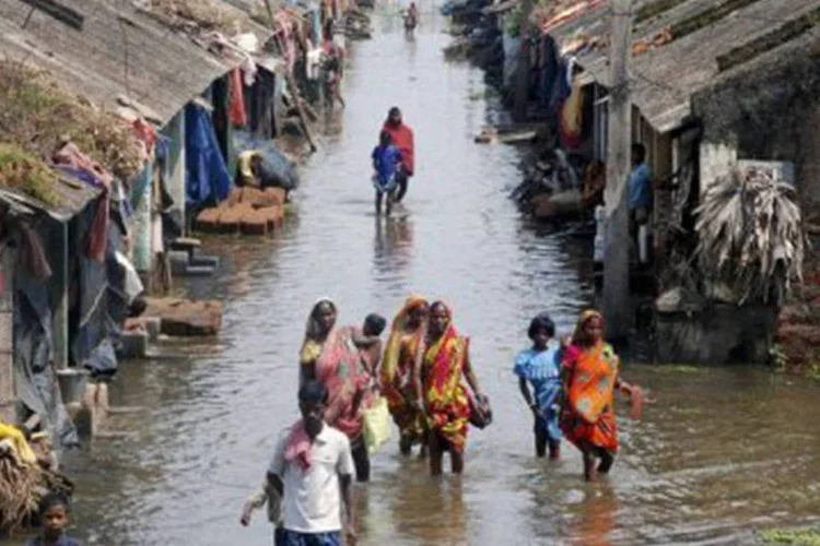De acordo com as equipes de emergência, 150 mil pessoas que moram nas áreas próximas ao mar foram retiradas de suas casas no fim de semana
 (Strdel/AFP)