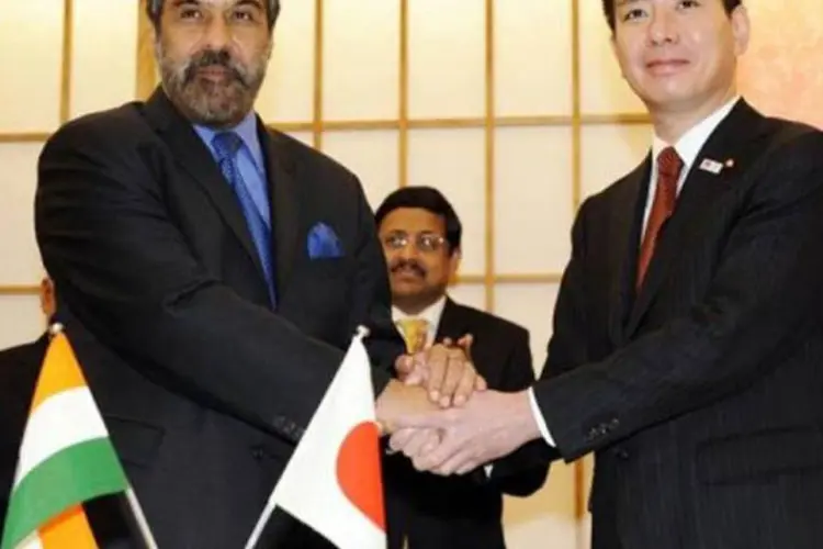 Sharma, ministro do comércio indiano (esquerda), cumprimenta Maehara, chanceler japonês (Toshifumi Kitamura/AFP)