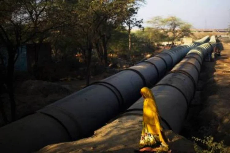
	Oleoduto: &Iacute;ndia fornecer&aacute; cerca de US$ 35 milh&otilde;es e Nepal US$ 13 milh&otilde;es para a constru&ccedil;&atilde;o do encanamento com capacidade para transportar 190 kg/l por hora de gasolina, gas&oacute;leo e querosene
 (Daniel Berehulak//Getty Images)