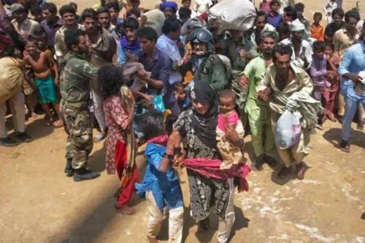 
	Grupo de indianos desabrigados ap&oacute;s enchentes: inunda&ccedil;&otilde;es s&atilde;o frequentes no pa&iacute;s na &eacute;poca de mon&ccedil;&atilde;o, que este ano se antecipou
 (Getty Images)