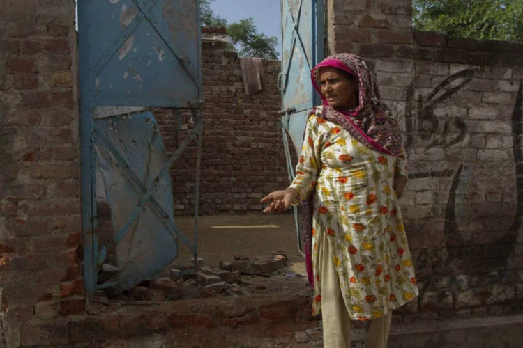 Destroços: cinco ficaram feridos por causa de morteiros no distrito indiano de Jammu (Faisal Mahmood/Reuters)