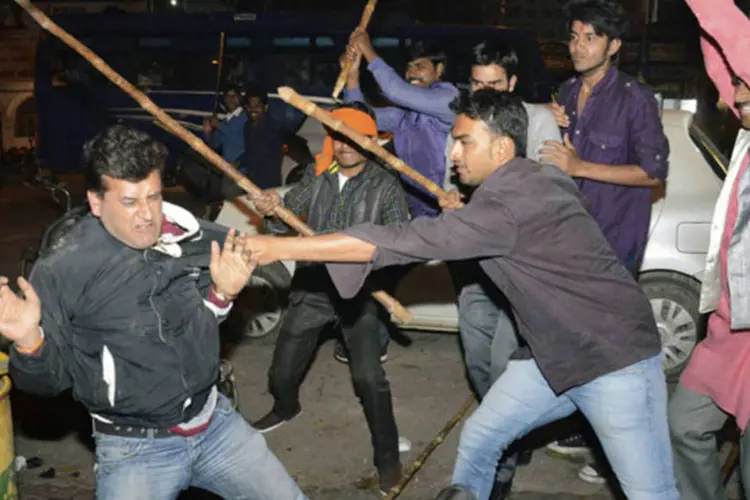Apoiadores de Aam Aadmi e do opositor principal Bharatiya Janata durante protesto na Índia: violência aconteceu depois que o líder do partido anti- corrupção foi parado pela polícia durante a campanha no Estado de Gujarat (Reuters)