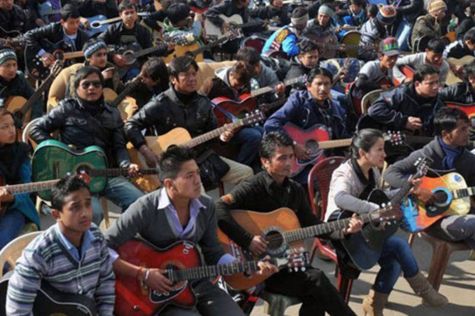600 músicos tocam "Imagine" em memória de jovem estuprada