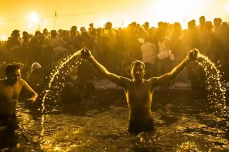 Devoto toma o primeiro banho no festival Kumbh Mela, em 14 de janeiro de 2013, na Índia (Daniel Berehulak/Getty Images)