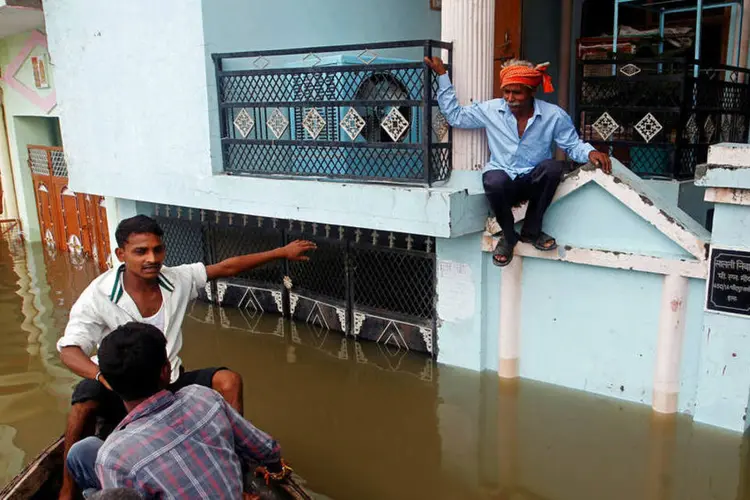 
	Alagamentos: na &Iacute;ndia, as inunda&ccedil;&otilde;es s&atilde;o frequentes durante a &eacute;poca da mon&ccedil;&atilde;o
 (Jitendra Prakash/Reuters)