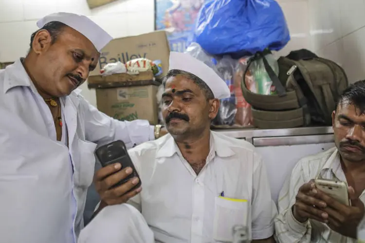 Smartphone na Índia: novo aparelho custa apenas 15 reais e quer conectar pobres e população rural (Dhiraj Singh/Bloomberg)