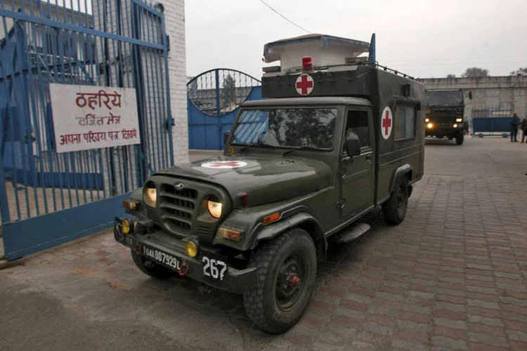 
	Ambul&acirc;ncia das for&ccedil;as de seguran&ccedil;a indianas: um soldado da for&ccedil;a de combate ao terrorismo da &Iacute;ndia foi morto
 (REUTERS/Mukesh Gupta)
