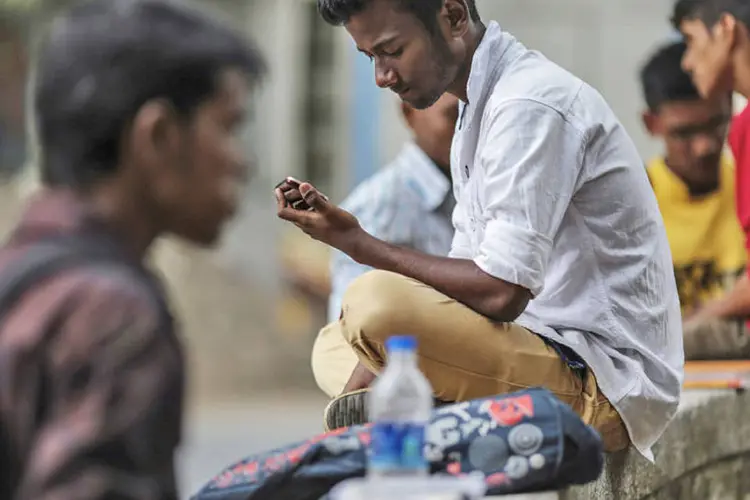 Smartphone: número de usuários de internet por smartphones aumenta na Índia (Dhiraj Singh/Bloomberg)