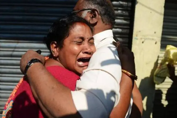
	&Iacute;ndia: parentes de v&iacute;timas da trag&eacute;dia entram em desespero ao receber a not&iacute;cia do acidente em Hyderabad
 (AFP)