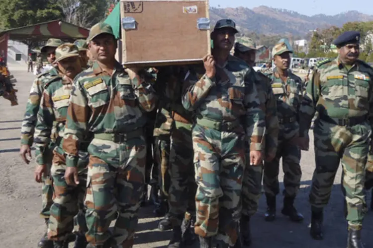 
	Soldados da &Iacute;ndia carregam caix&atilde;o com o corpo de um colega morto na regi&atilde;o da Caxemira: segundo Nova Deli, ataques t&ecirc;m o apoio das for&ccedil;as de seguran&ccedil;a do Paquist&atilde;o
 (Reuters)
