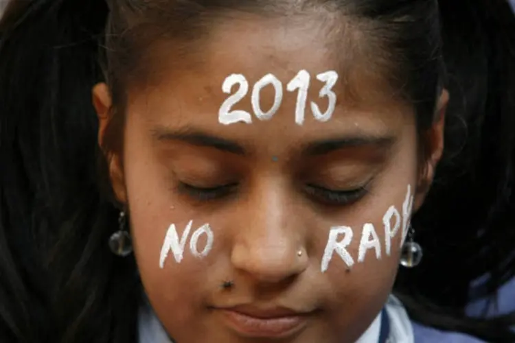 Menina indiana reza durante vigília para a estudante que morreu após estupro coletivo na Índia ( REUTERS / Amit Dave)