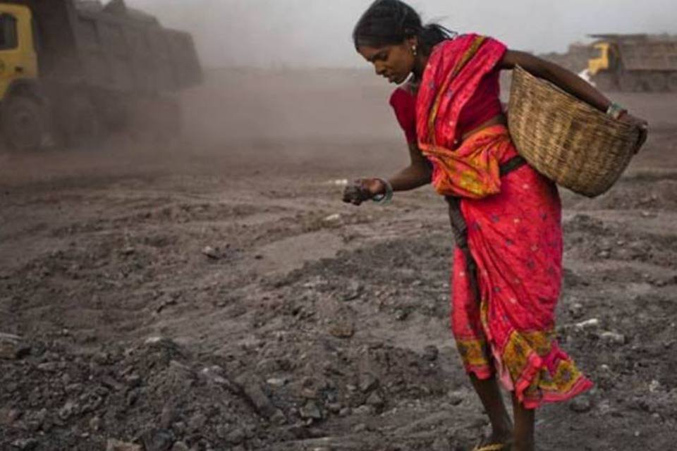 Morte espera na água ao redor de campos de carvão da Índia
