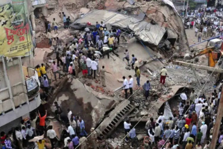 Equipes de resgate procuram por sobreviventes após desabamento de hotel na cidade de Secunderabad, no sul da Índia ( REUTERS/Stringer)