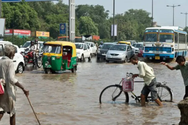
	Rua inundada em Nova Deli, na &Iacute;ndia, &nbsp;na manh&atilde; de quinta-feira, 20 de junho: desde o come&ccedil;o da opera&ccedil;&atilde;o de resgate, mais de 110 mil pessoas foram transferidas para &aacute;reas seguras
 (AFP / Prakash Singh)