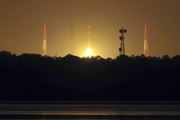 Imagem de arquivo mostra lançamento foguete com satélite (Babu/Reuters)