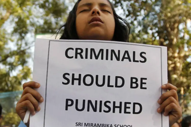 
	Escolar reza em homenagem a estudante indiana v&iacute;tima de estupro:&nbsp;
 (Amit Dave/Reuters)