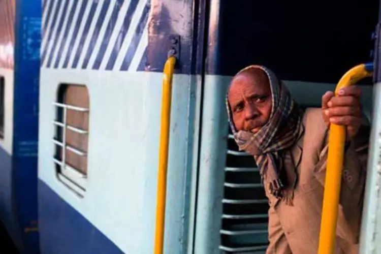 
	Homem em trem na &Iacute;ndia: testemunhas do acidente relataram &agrave; imprensa local que o trem circulava em alta velocidade
 (Daniel Berehulak/Getty Images)