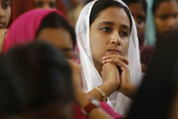 
	Mulher indiana:&nbsp;ativistas agora pedem mais restri&ccedil;&otilde;es &agrave; venda de &aacute;cido que, geralmente, &eacute; usado em ataques contra mulheres.
 (REUTERS/Babu)