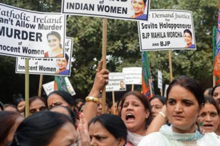 
	Indianos protestam em Nova D&eacute;lhi contra a morte de Savita Halappanavar em um hospital irland&ecirc;s: o embaixador indiano na Irlanda deve pedir &nbsp;uma investiga&ccedil;&atilde;o sobre o caso
 (Raveendran/AFP)