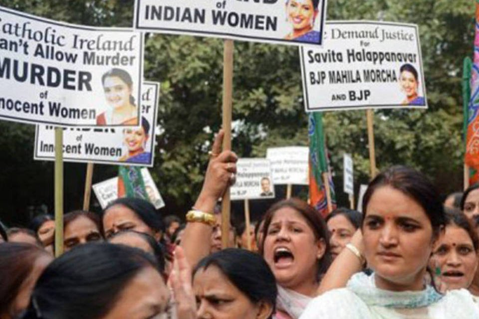Morte de indiana grávida na Irlanda provoca manifestação