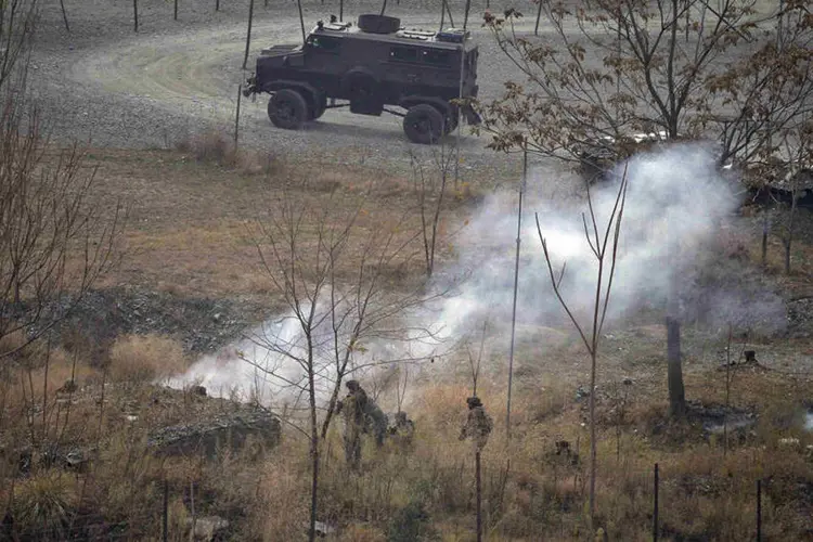 
	Ataque a base indiana: uma fonte da pol&iacute;cia falou de disparos de armas de pequeno calibre
 (Danish Ismail/Reuters)