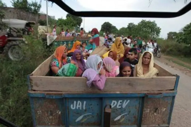 Indianos se preparam para fugir, após trocas de tiros na fronteira com o Paquistão (AFP)