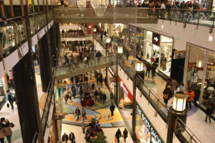 
	Shopping: em rela&ccedil;&atilde;o a julho, houve queda de 2,6% na procura das empresas por cr&eacute;dito. No acumulado do ano de janeiro a agosto, a demanda cresceu 1% na compara&ccedil;&atilde;o com o mesmo per&iacute;odo do ano passado
 (.)