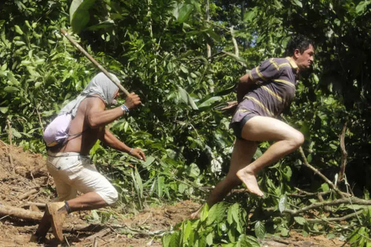 Guerreiros indígenas da tribo Ka'apor durante uma expedição contra madeireiros no território Alto Turiacu, no nordeste do Maranhão (Lunae Parracho/Reuters)