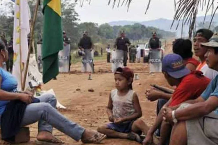 
	&Iacute;ndios e policiais: no Par&aacute;, os conflitos s&atilde;o registrados entre ind&iacute;genas e n&atilde;o ind&iacute;genas por disputas de terra
 (Aizar Raldes/AFP)