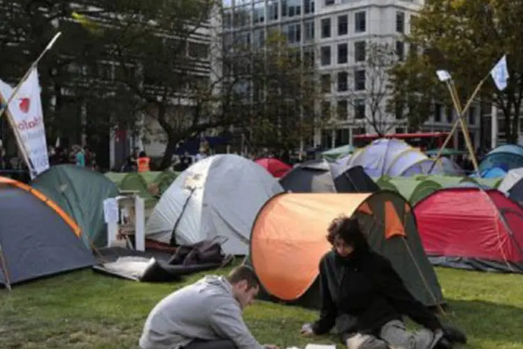 Os indignados do Ocuppy LSX (Ocupem a Bolsa de Londres) disseram estar profundamente comovidos com a decisão do cônego (Carl Court/AFP)