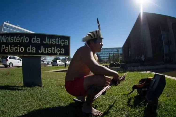 Índio em frente ao Ministério da Justiça: índios pedem reunião com o ministro José Eduardo Cardozo (Marcelo Camargo/ABr)