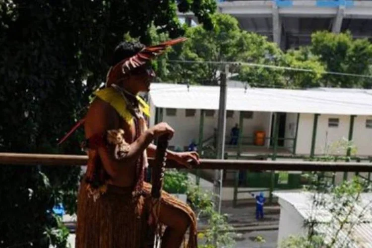 Arassari, liderança indígena da tribo pataxó, observa as obras do Maracanã (Christophe Simon)