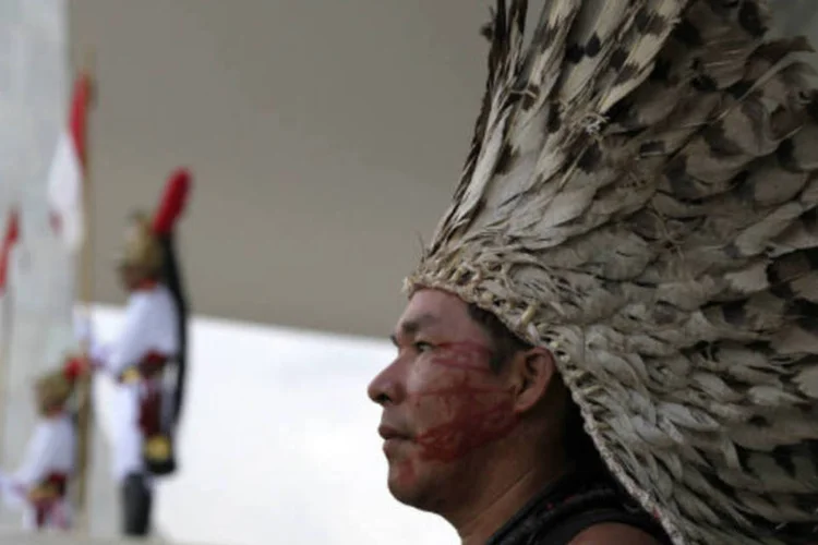 
	&Iacute;ndios ocupam a entrada do Pal&aacute;cio do Planalto, em Bras&iacute;lia, em protesto contra a PEC que transfere para o Congresso o poder de decis&atilde;o sobre a demarca&ccedil;&atilde;o de terras em reservas
 (REUTERS/Ueslei Marcelino)