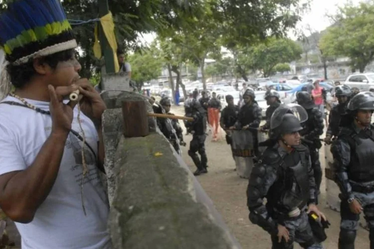 
	Batalh&atilde;o de Choque da Pol&iacute;cia Militar cerca o pr&eacute;dio do antigo Museu do &Iacute;ndio: MPF sustenta que a Fifa declarou n&atilde;o ter exigido a demoli&ccedil;&atilde;o do im&oacute;vel
 (Tânia Regô / Agência Brasil)
