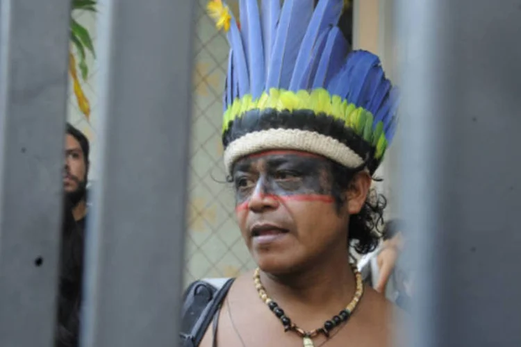 
	Aldeia Maracan&atilde;: o &iacute;ndio Anaj&eacute; Aruak fez um discurso em que pediu aten&ccedil;&atilde;o &agrave; causa e protestou: &quot;V&aacute;rios parentes ind&iacute;genas foram assassinados durante a ditadura e ningu&eacute;m fala disso&quot;.
 (Tânia Rêgo/ABr)