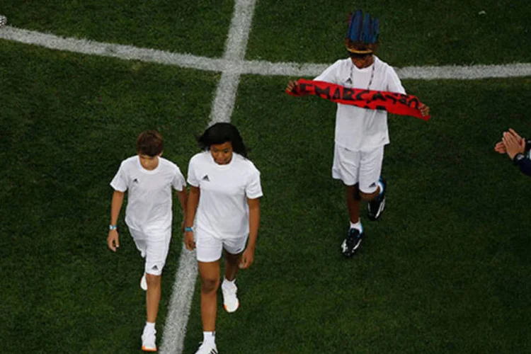 Na abertura da Copa do Mundo, índio guarani exibe faixa pedindo a demarcação das terras indígenas (REUTERS/Fabrizio Bensch)