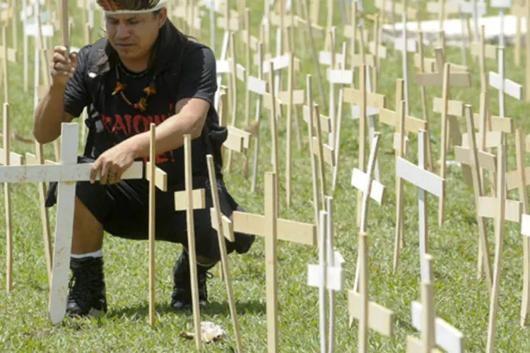 
	Guarani Kaiow&aacute; martela cruz em protesto: ONU pede investiga&ccedil;&atilde;o e puni&ccedil;&atilde;o por assassinatos de ind&iacute;genas no Brasil
 (Wilson Dias/ABr)