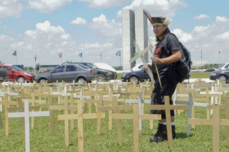 Índio da etnia Guarani Kaiowá põe cruzes em frente à Esplanada: foram assassinados no país 503 índios entre 2003 e 2011 (Wilson Dias/ABr)