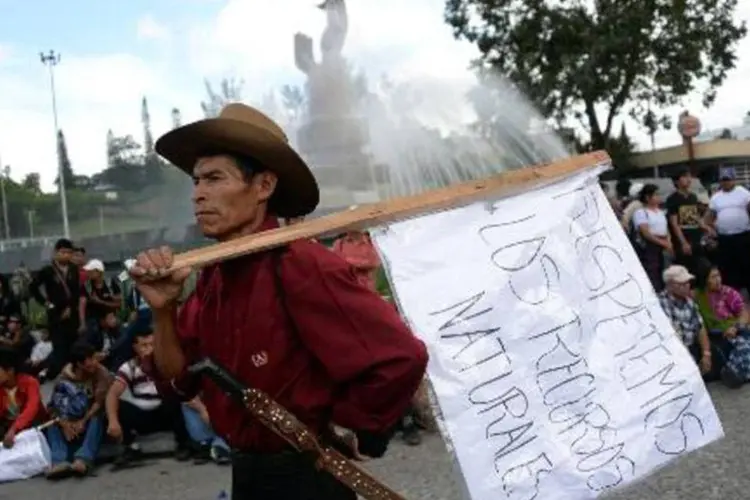 Fazendeiros e nativos participam de protesto na Cidade da Guatemala contra a presença de fábrica de cimento na área de San Juan Sacatepequez (Johan Ordonez/AFP)