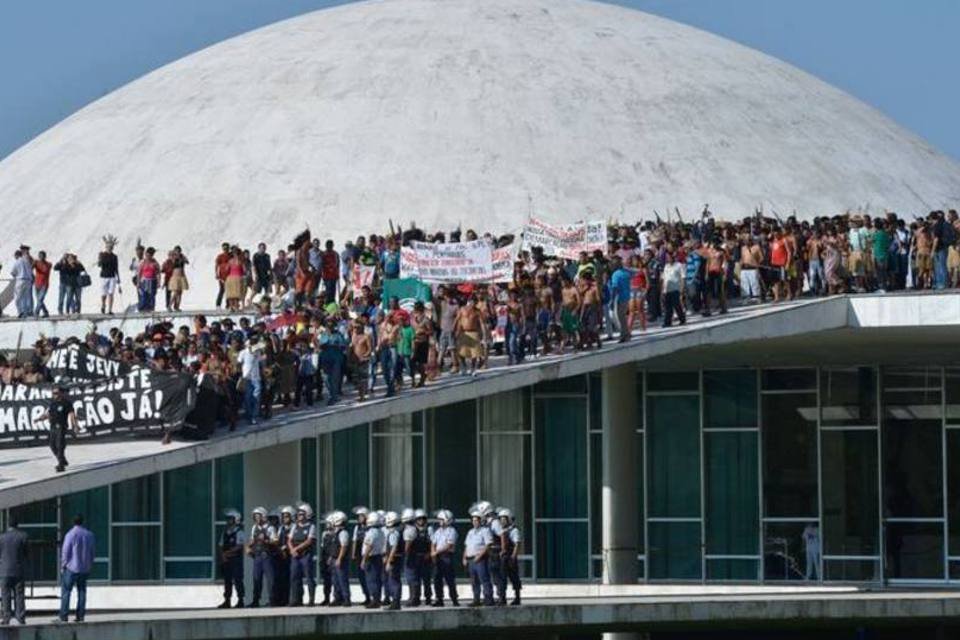 Índios invadem parte superior do prédio do Congresso