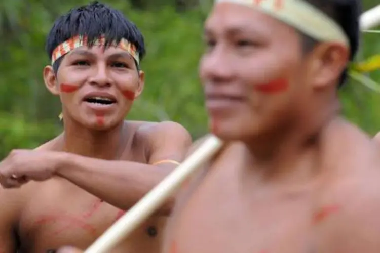 Nativos huaoranis são vistos no parque nacional Yasuni, no Equador (Rodrigo Buendia/AFP)