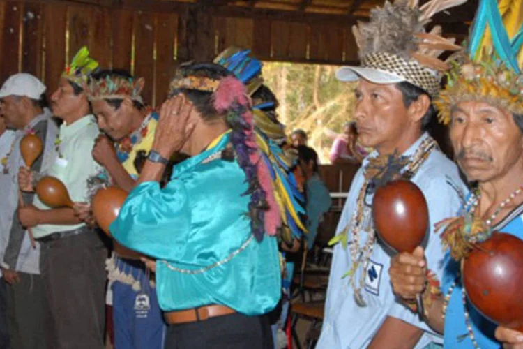 Lideranças indígenas guarani protestam contra as condições de sua etnia no Brasil
