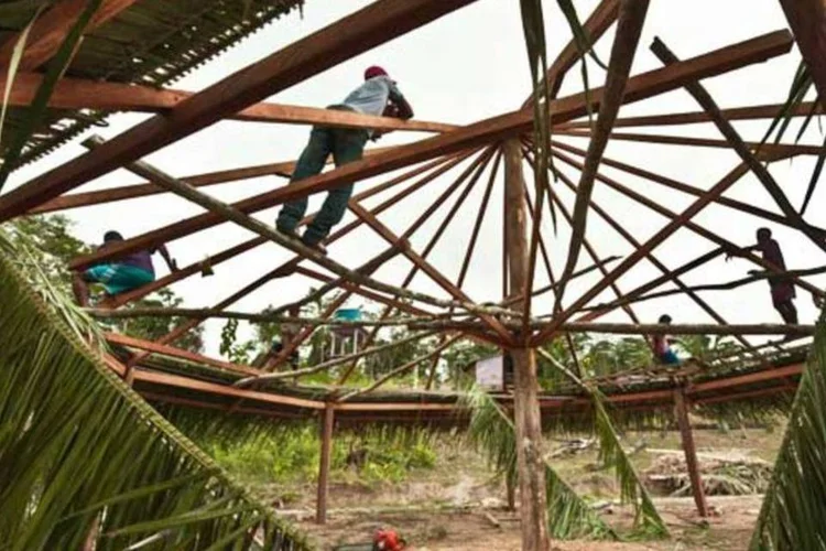 
	&Iacute;ndios Jurunas constroem espa&ccedil;o de eventos na aldeia Muratu:&nbsp;a pr&oacute;xima a&ccedil;&atilde;o ser&aacute; feita em junho em Boca do Jauari, e em agosto ser&aacute; a vez de Punta Natal.
 (Germano Lüders/EXAME.com)